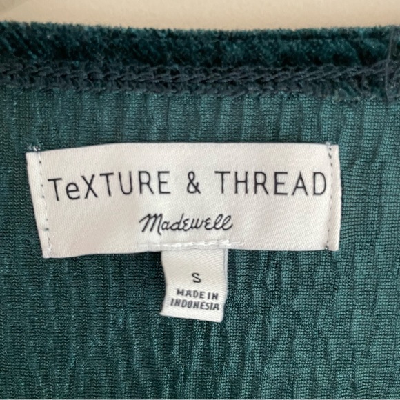 🌿3/$30 Madewell texture & thread green crinkle velvet flutter sleeve top - Picture 4 of 4